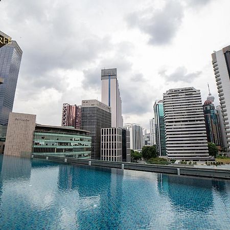 Ph Suites At Pavilion Bukit Bintang กัวลาลัมเปอร์ ภายนอก รูปภาพ The swimming pool at the 33rd floor of the hotel
