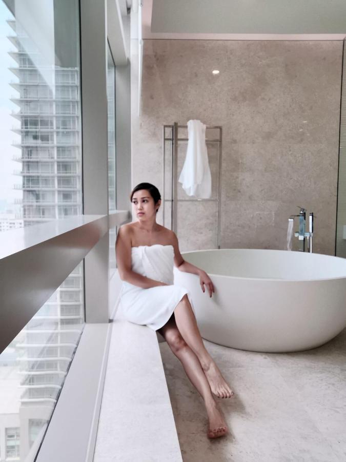 Ph Suites At Pavilion Bukit Bintang กัวลาลัมเปอร์ ภายนอก รูปภาพ A woman wrapped in a bath sheet